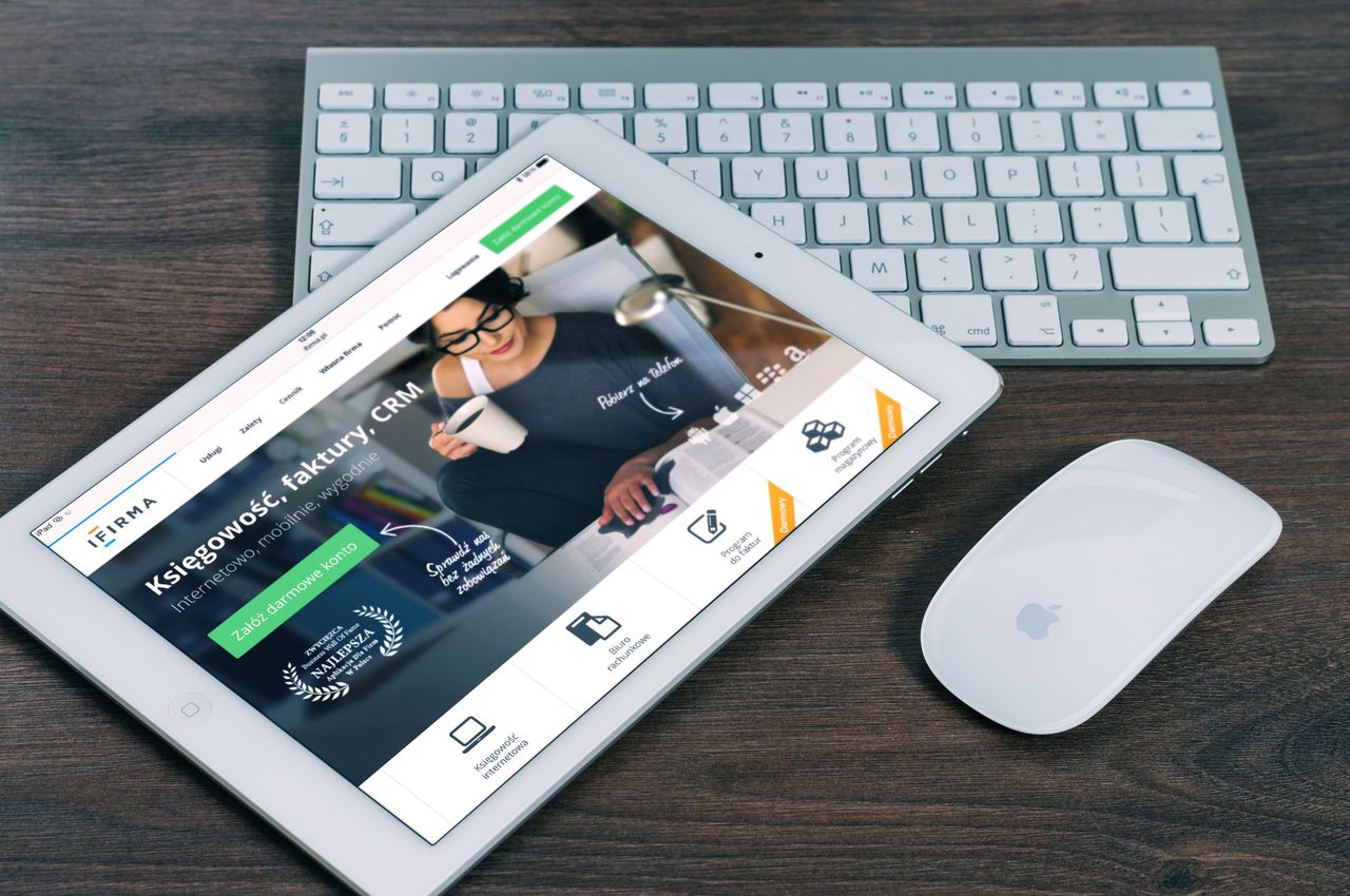 Une tablette affichant un site web financier, accompagnée d’un clavier et d’une souris blancs. Idéal pour des images de stock sur le thème de la technologie.